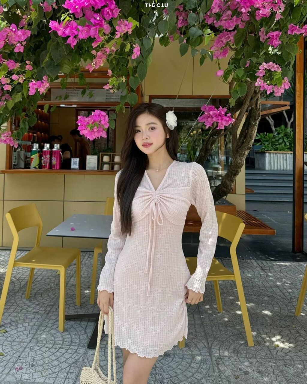 Bạn có thể lập tức hóa thành cô nàng ngọt ngào với một chiếc váy len.