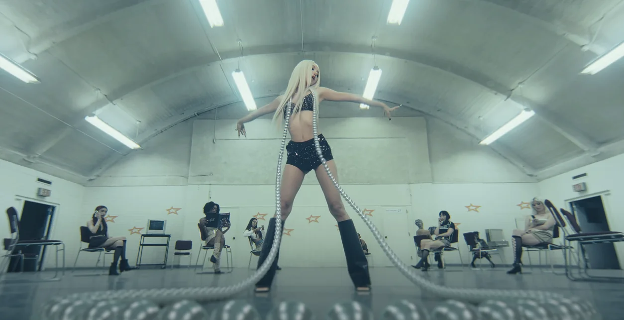 Sự Đột Phá Thời Trang Trong ‘NEW WOMAN’ Của (Blackpink) Lisa