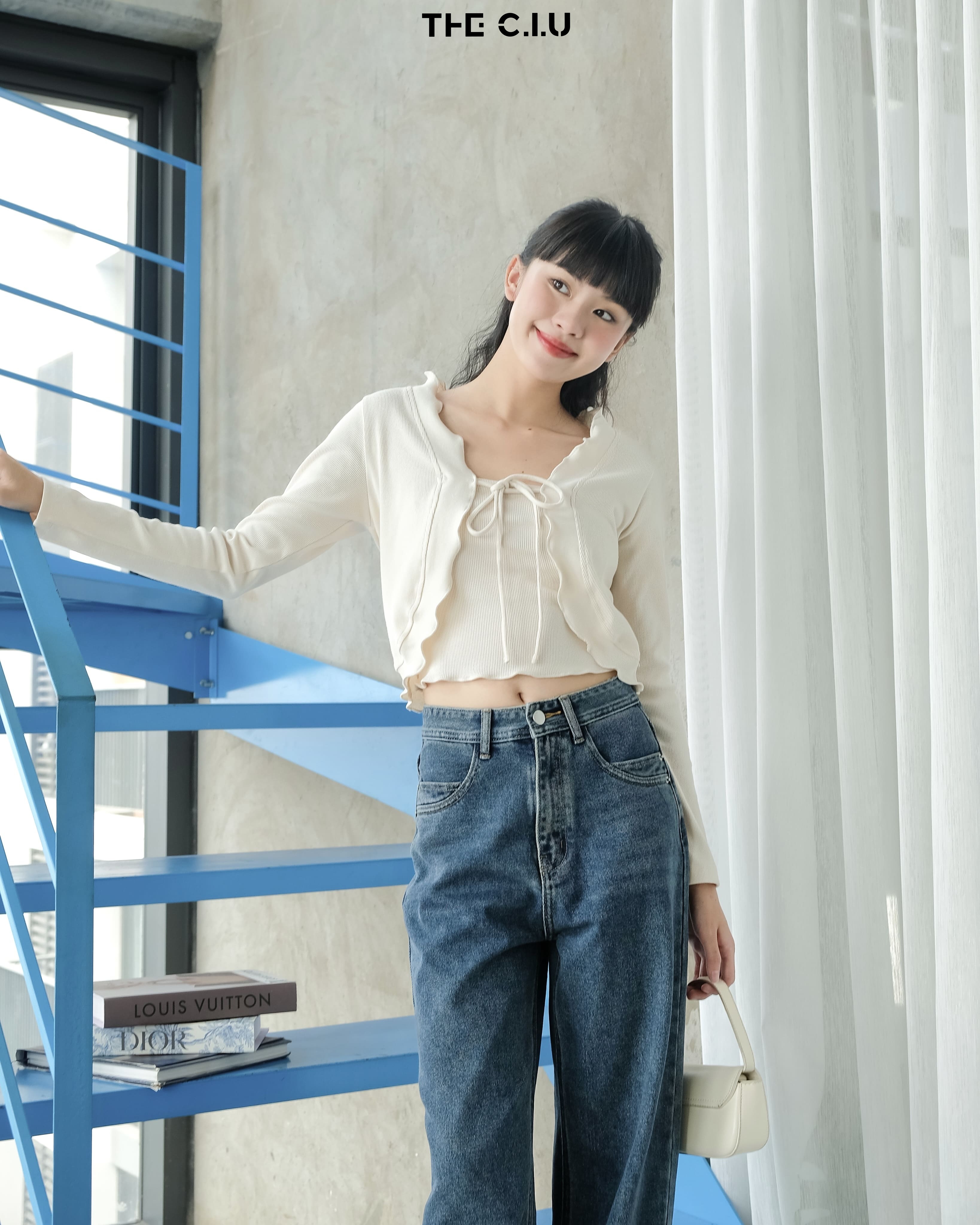 Trẻ trung, quyến rũ khi phối với áo croptop
