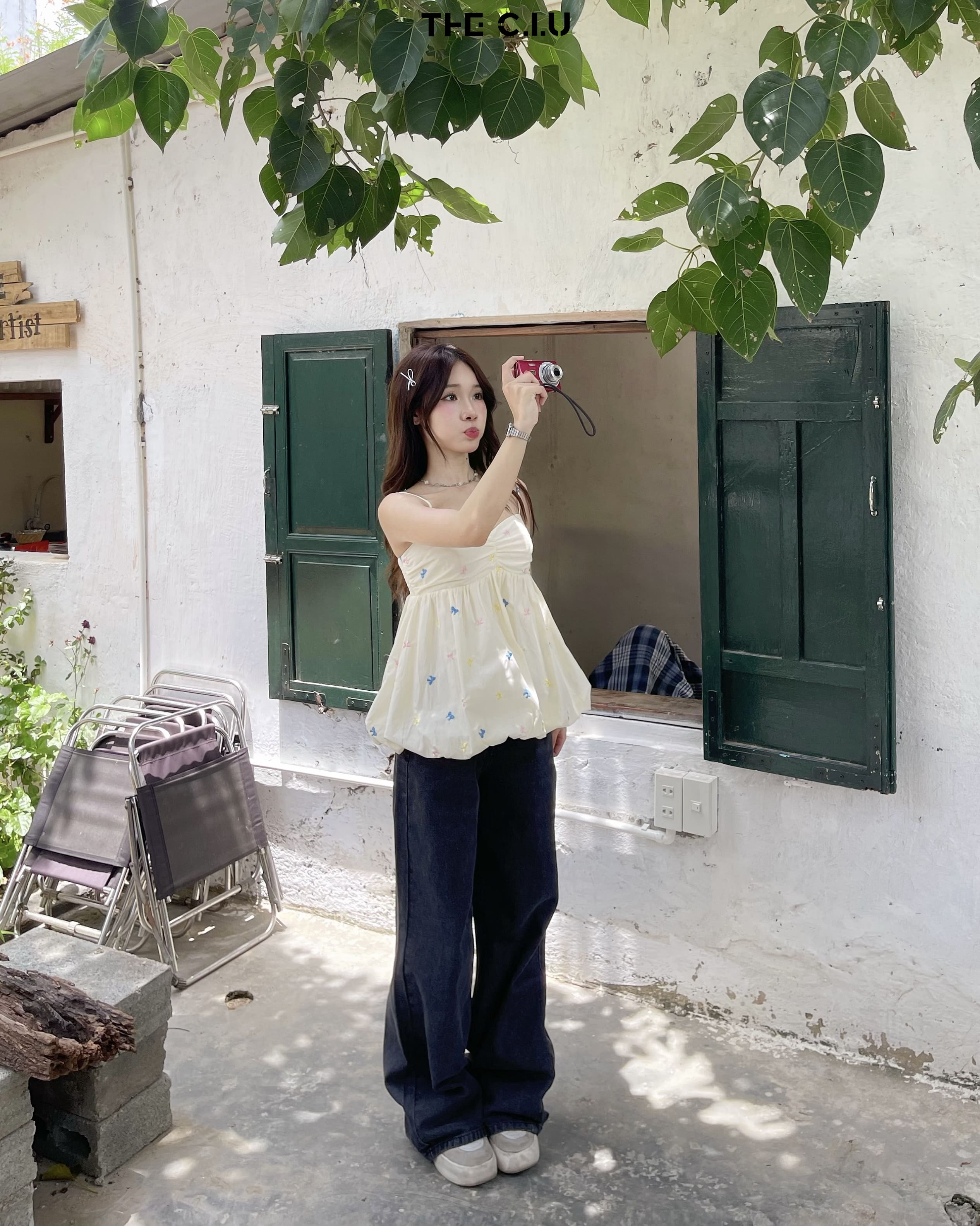 Phối quần jean với áo 2 dây