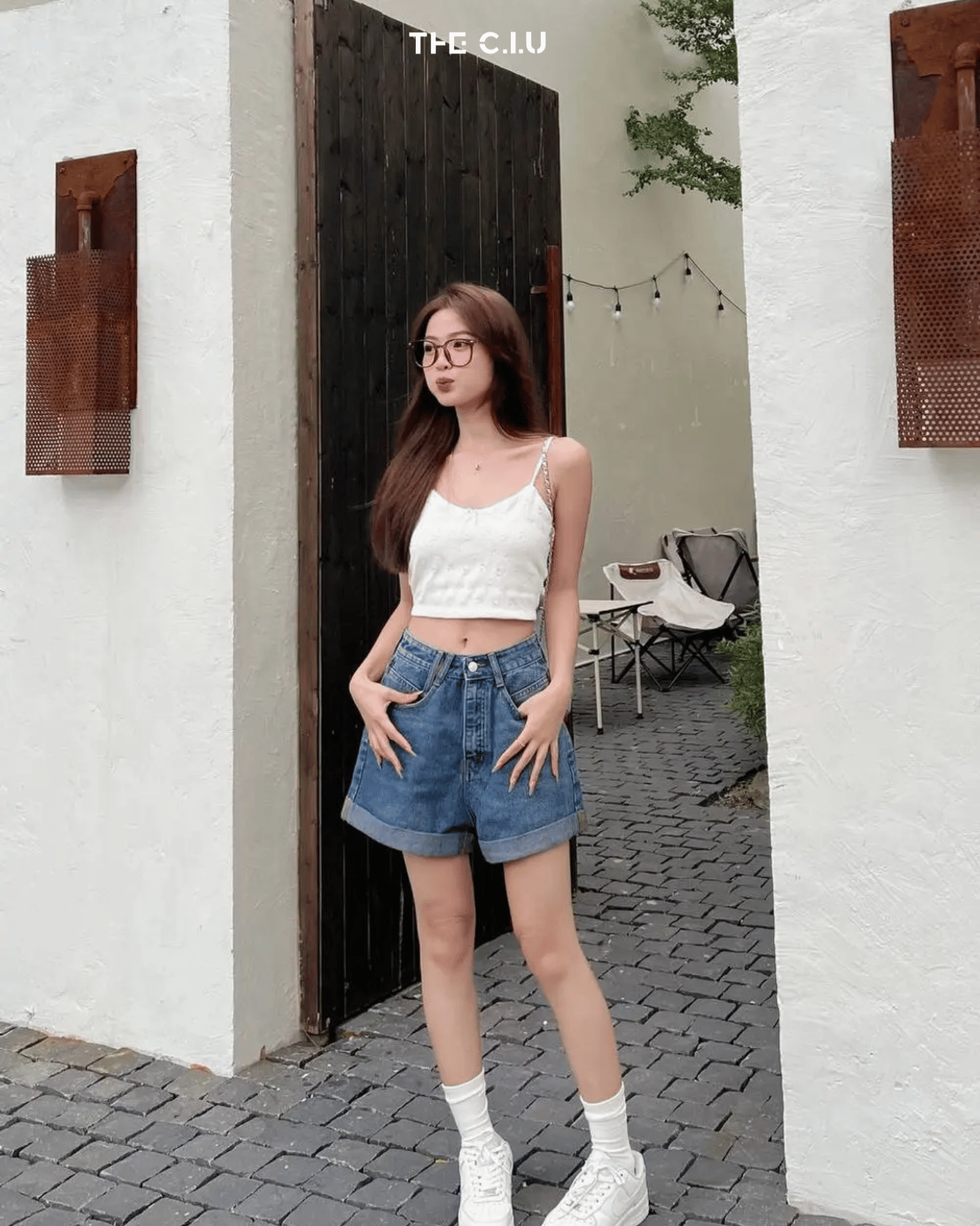 Những chiếc áo croptop cùng với quần jean short lưng cao nữ đã trở nên vô cùng hot hit cho những ngày thời tiết oi bức