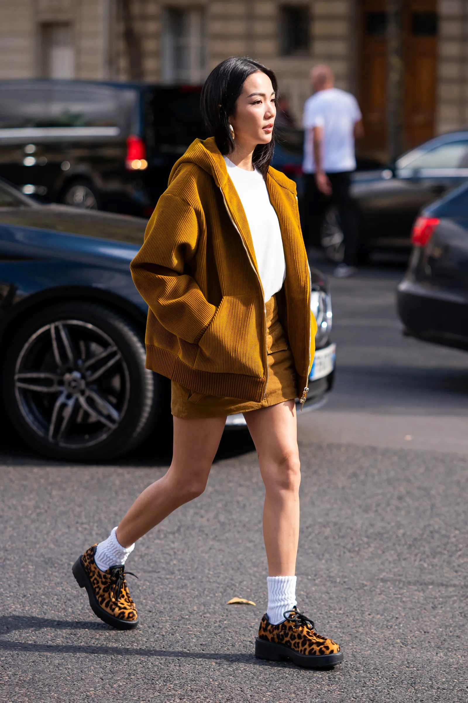 Fashionista gốc Á Yoyo Cao thu hút mọi ánh nhìn khi xuất hiện trên phố với đôi giày lười họa tiết da báo, kết hợp cùng áo khoác nhung và chân váy mini tone sur tone, tạo nên một tổng thể hoàn hảo và đầy cuốn hút.