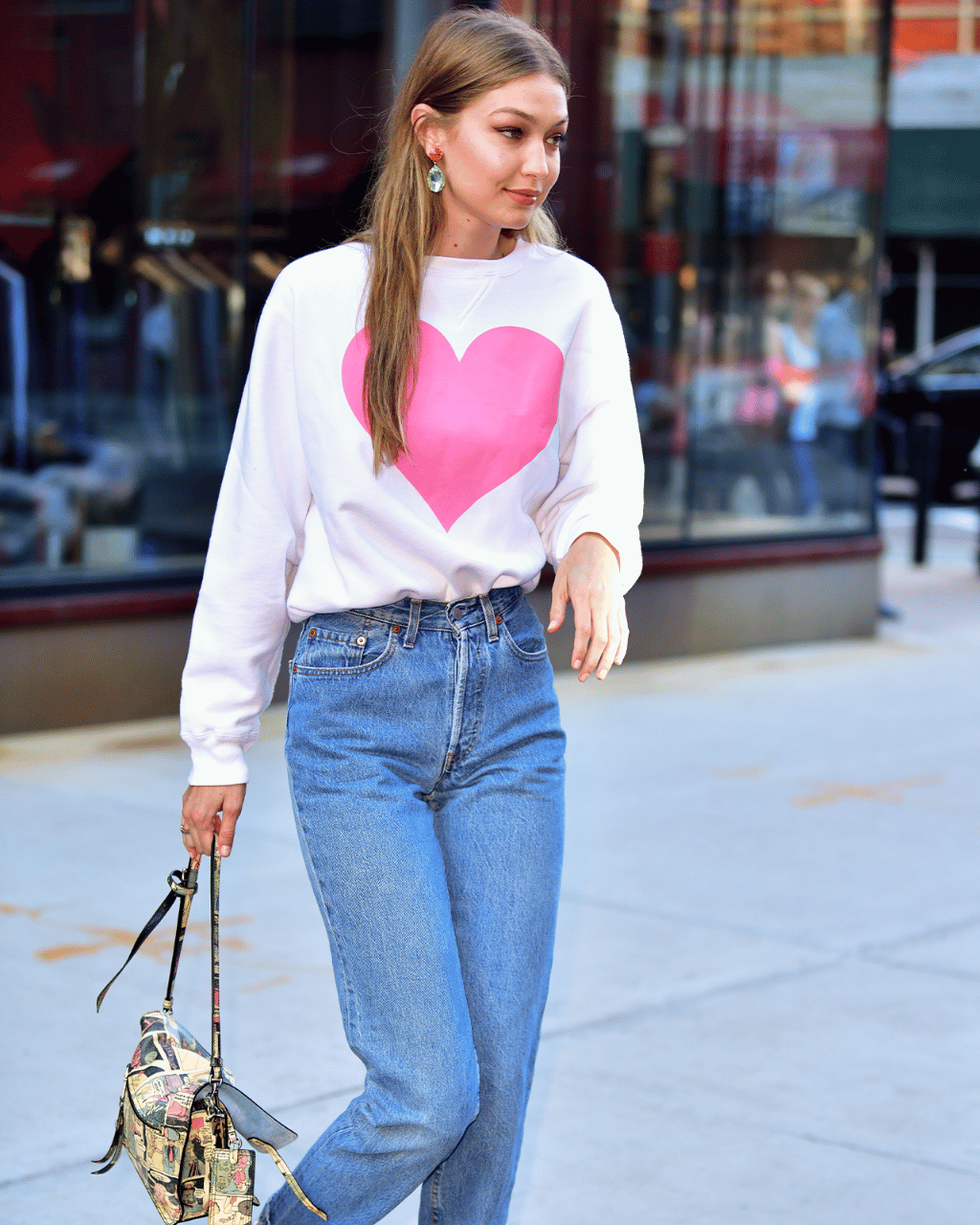 Phối đồ cùng Gigi Hadid cùng những chiếc quần jean huyền thoại của cô