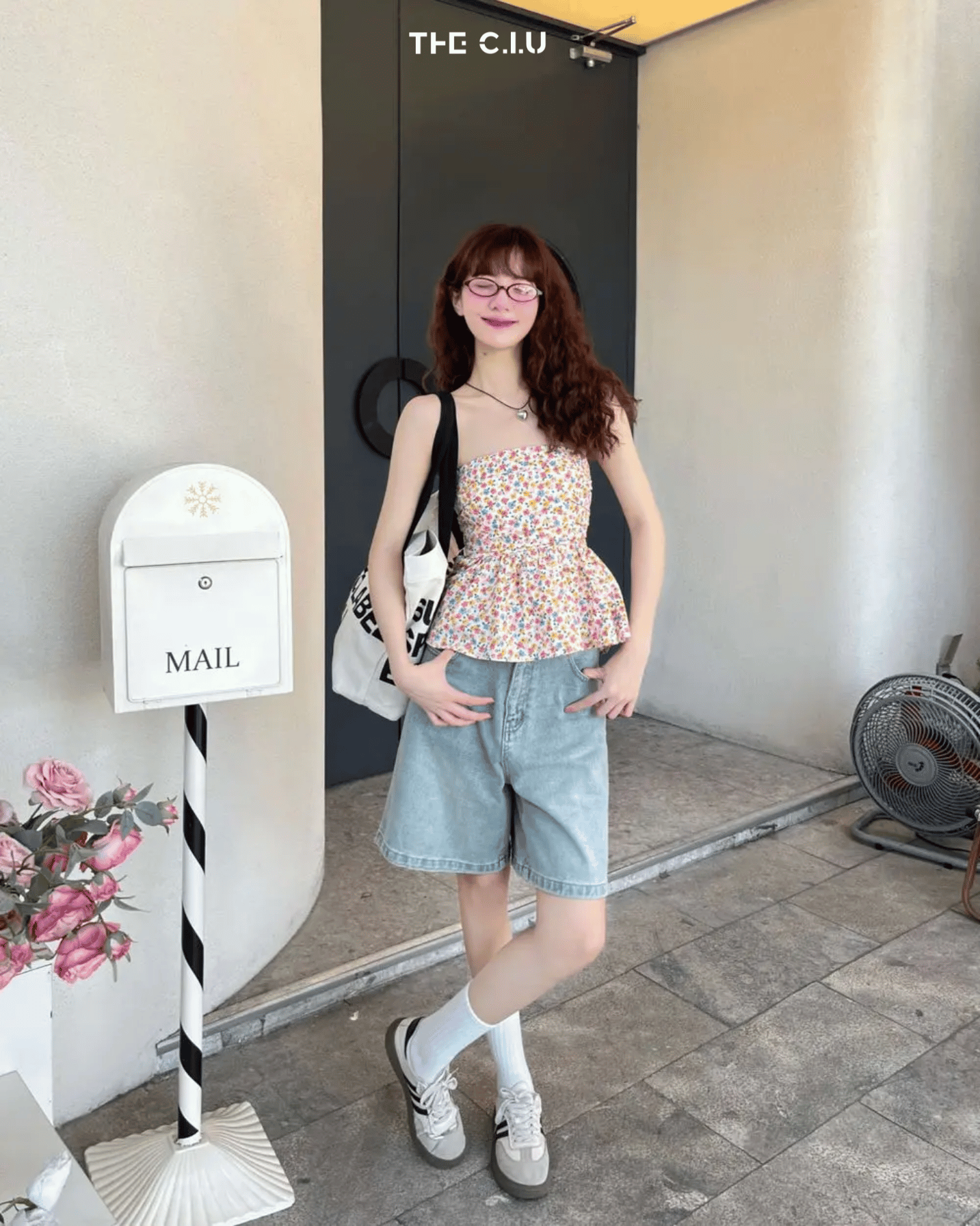 Những chiếc áo họa tiết mix cùng quần jean cũng vô cùng xinh xắn