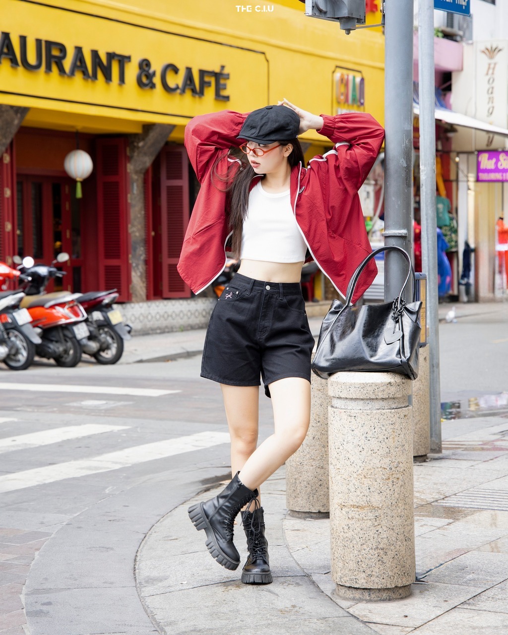 Quần short jean lưng cao ống rộng.