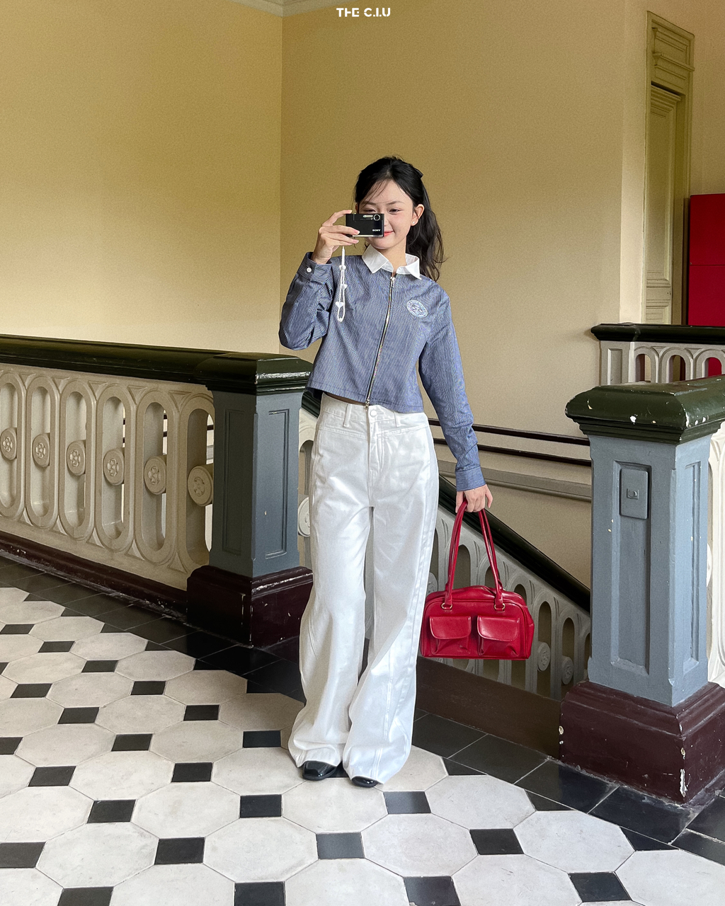 Quần jean ống rộng lưng cao.