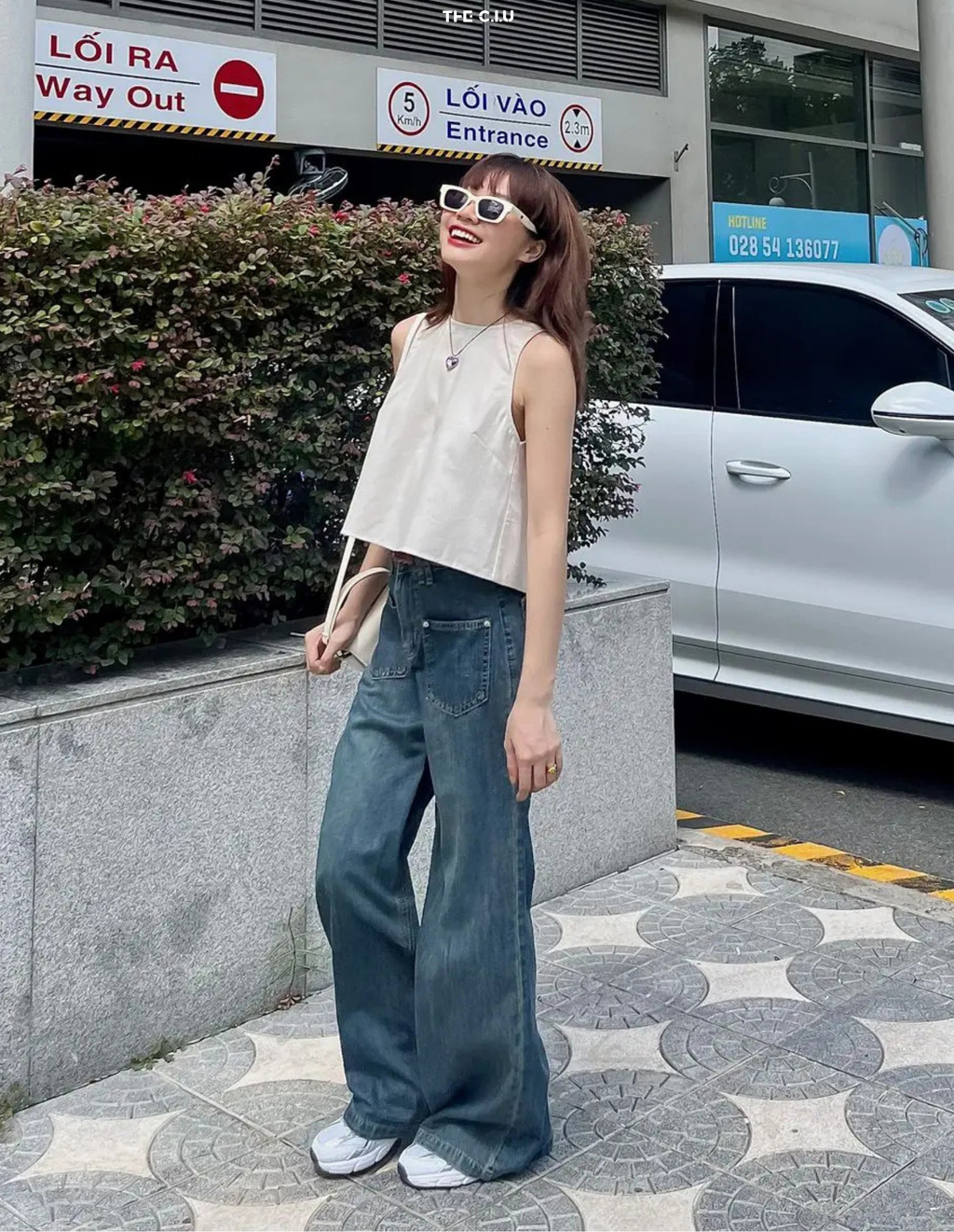 Quần jean dường như có thể kết hợp tốt với mọi kiểu áo.