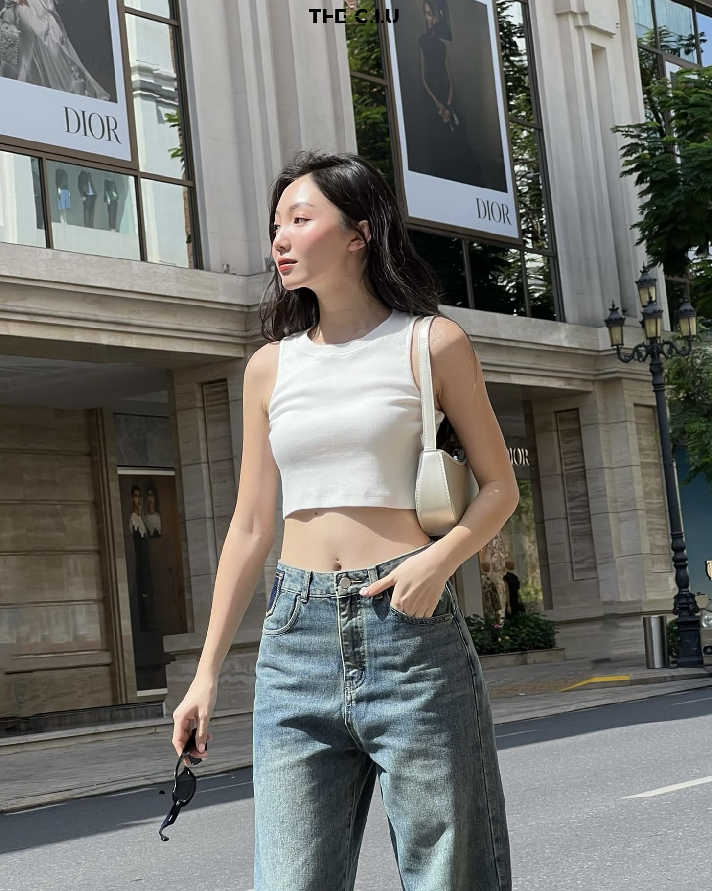 Phối quần baggy jean với áo croptop