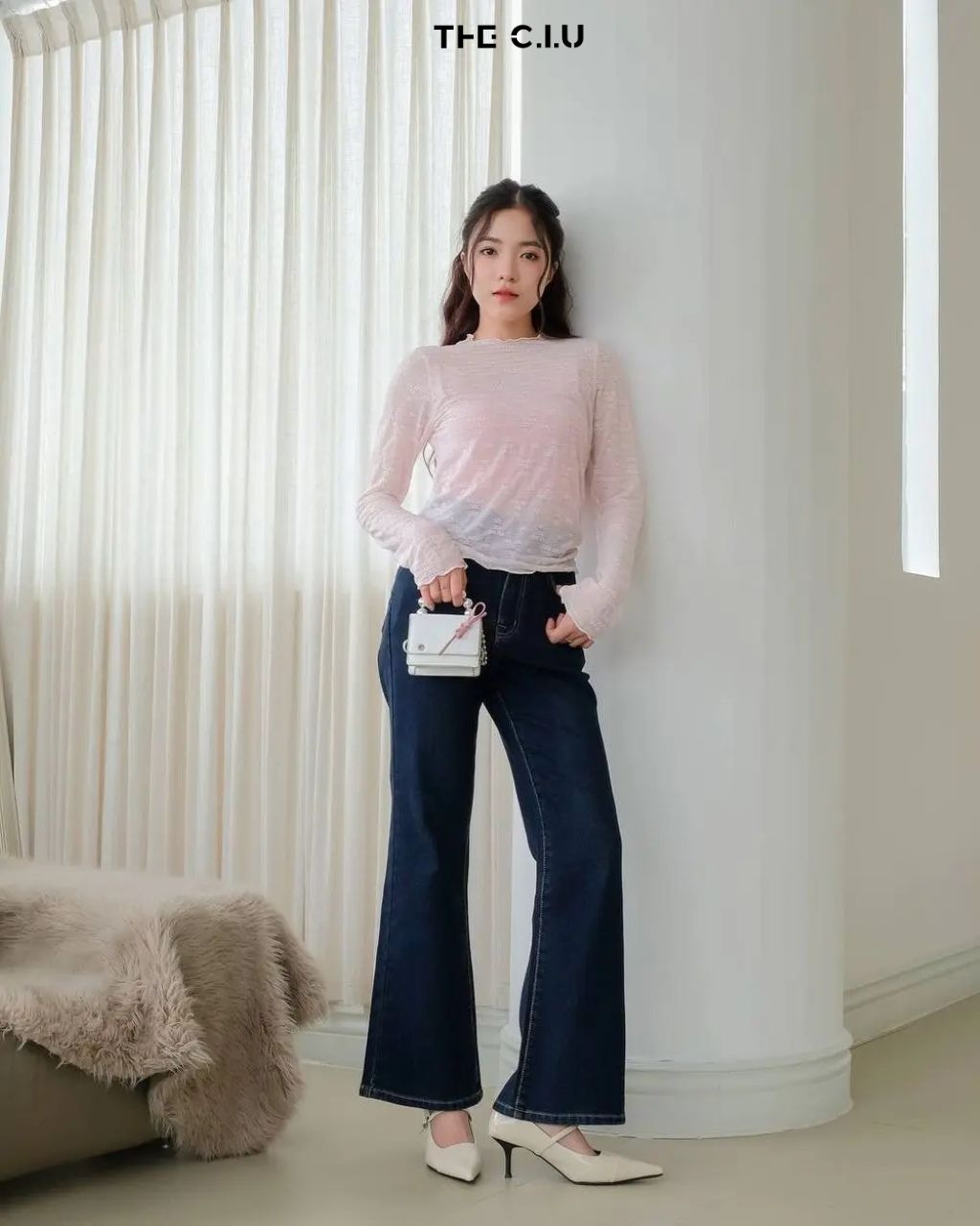 quần jean ống loe kết hợp với giày gì