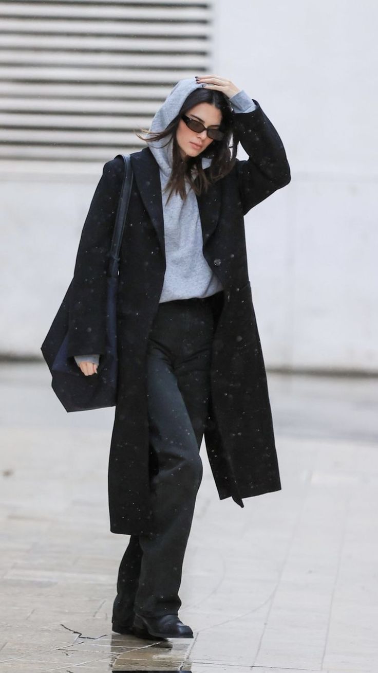 Trench Coat với tone màu đơn giản, phối cùng hoodie có mũ khiến tổng thể trang phục không nhàm chán, chỉ cần khéo léo chọn hoodie màu khác đủ để khiến bạn trông chuẩn gu quý cô hơn rồi! Vẫn là cô nàng trendy - Kendall Jenner