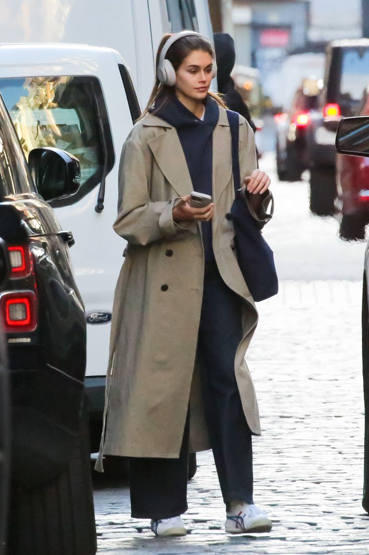 Kaia Gerber cũng không thể bỏ qua kiểu mixmatch outfit này
