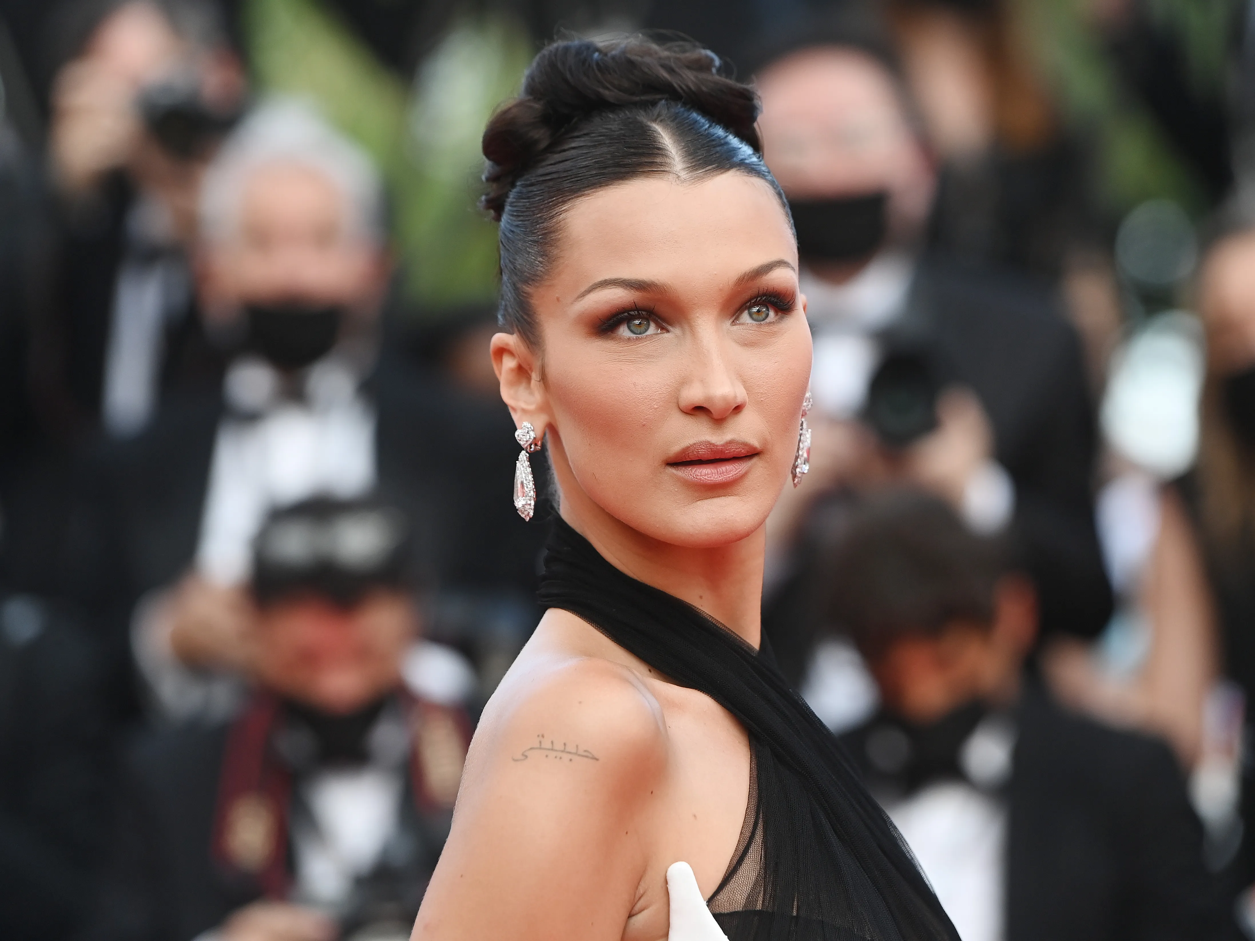 Bella Hadid cũng không thể bỏ qua kiểu tóc này. Makeup tone nào thì Sleek Bun vẫn có thể tôn dáng mặt triệt để