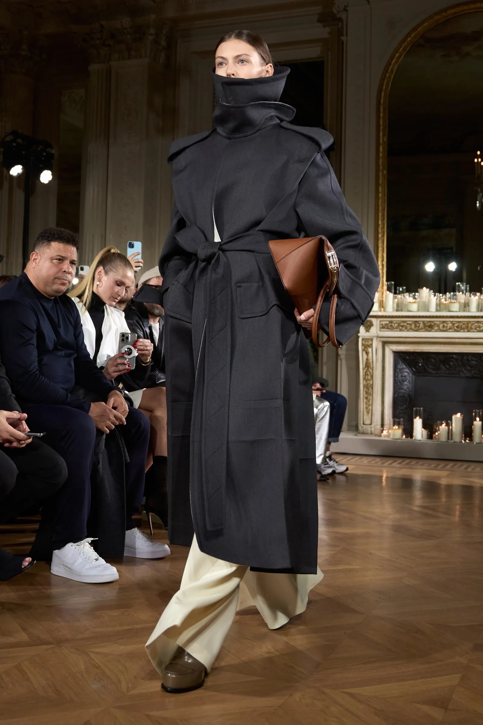 Trench coat không bao giờ lỗi thời.