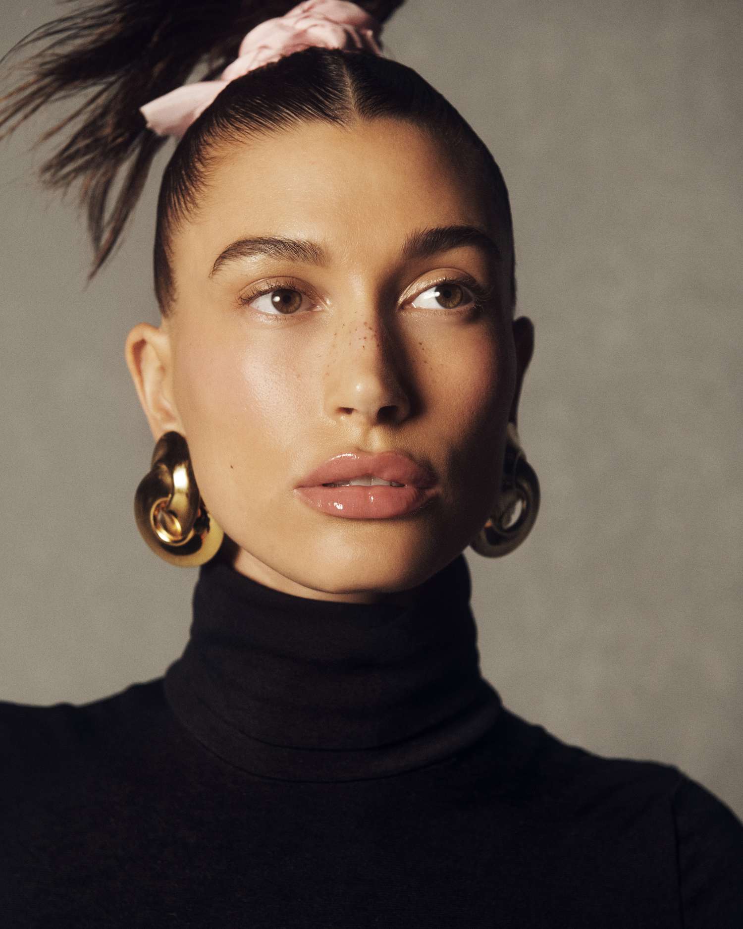 Ở những sự kiện lớn, Hailey Bieber vẫn ưu ái chọn kiểu tóc đặc biệt này. Tuy trông khá đơn giản, nhưng lại khiến đường nét trên gương mặt tinh tế và cực kỳ sang trọng