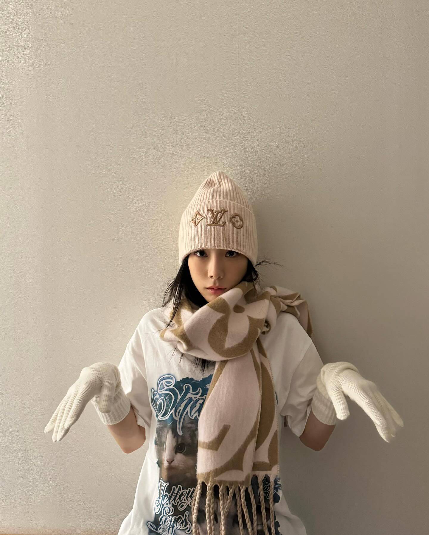 Cô nàng Taeyeon (SNSD) với găn tay và khăn choàng đến từ chất liệu vải giữ ấm Cashmere