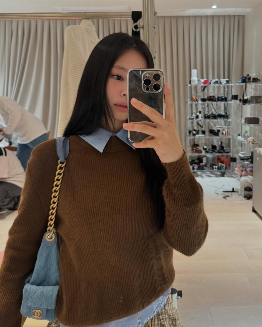 Jennie Kim (Black Pink) diện ngay cùng chiếc sơ mi bên trong, tone sur tone với túi xách Chanel, trông cô nàng như ra dáng của một thiếu nữ chuẩn fashionista. Trang phục mùa đông của hầu hết các idol Kpop luôn có sự hiện diện của Merino Wool