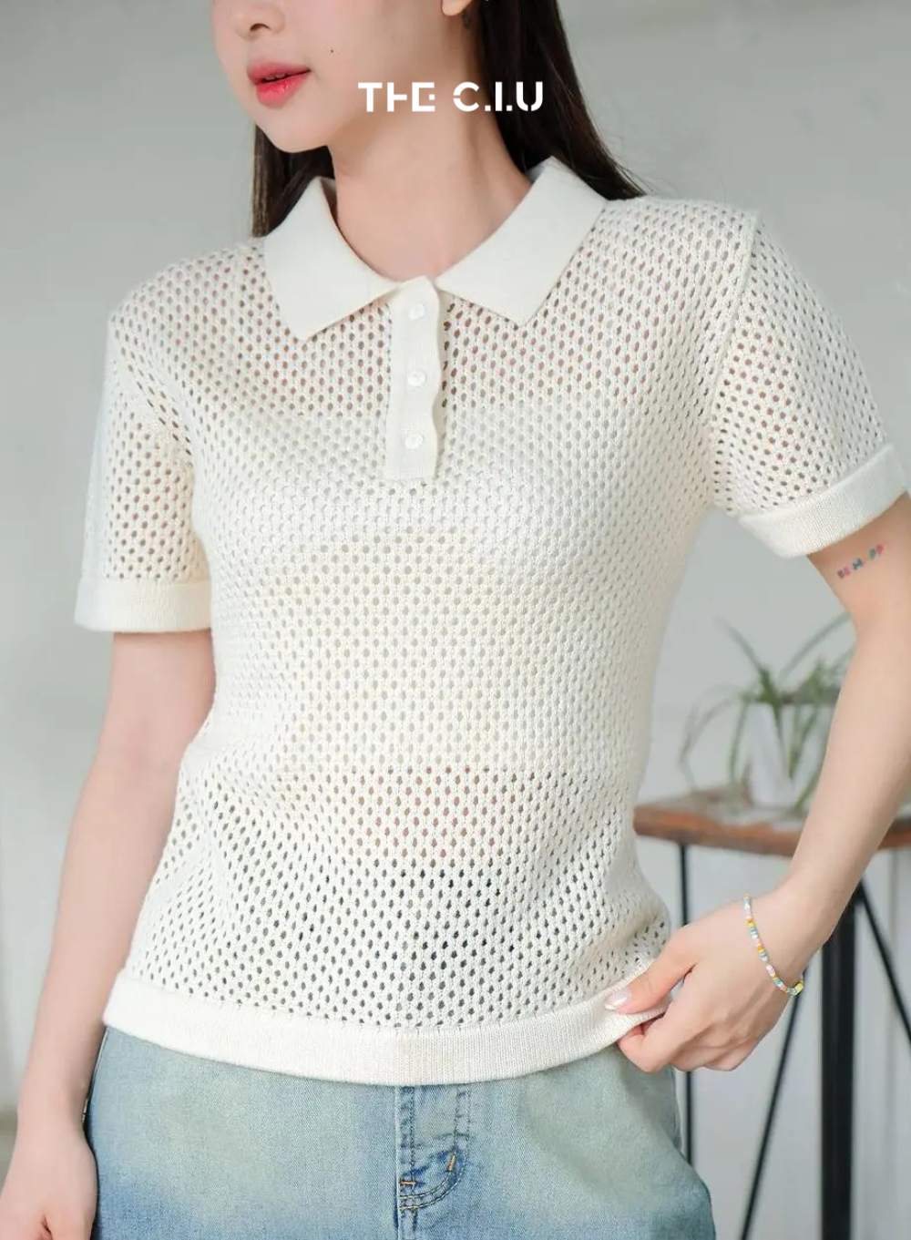 Áo polo nữ form rộng với thiết kế độc đáo tại The C.I.U giúp bạn sở hữu outfit sành điệu hơn.