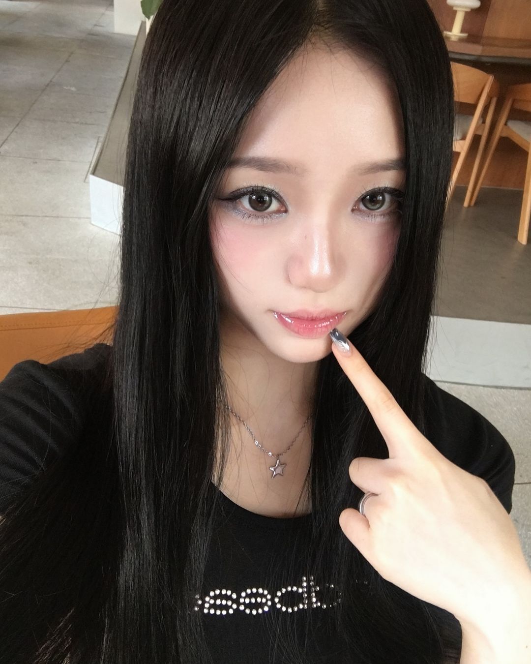 Bạn có thể kết hợp cùng trang phục tối màu, phong cách này tạo nên hình ảnh ngọt ngào và cuốn hút
