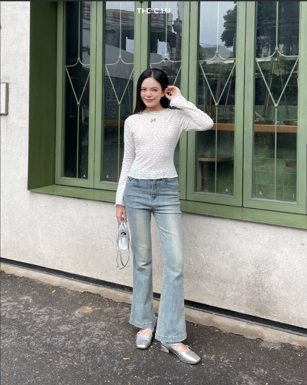 Ưu điểm vượt trội của quần jean skinny chính là sự đa năng, phù hợp với nhiều hoàn cảnh khác nhau, từ những buổi đi làm nghiêm túc đến những buổi hẹn hò lãng mạn. 