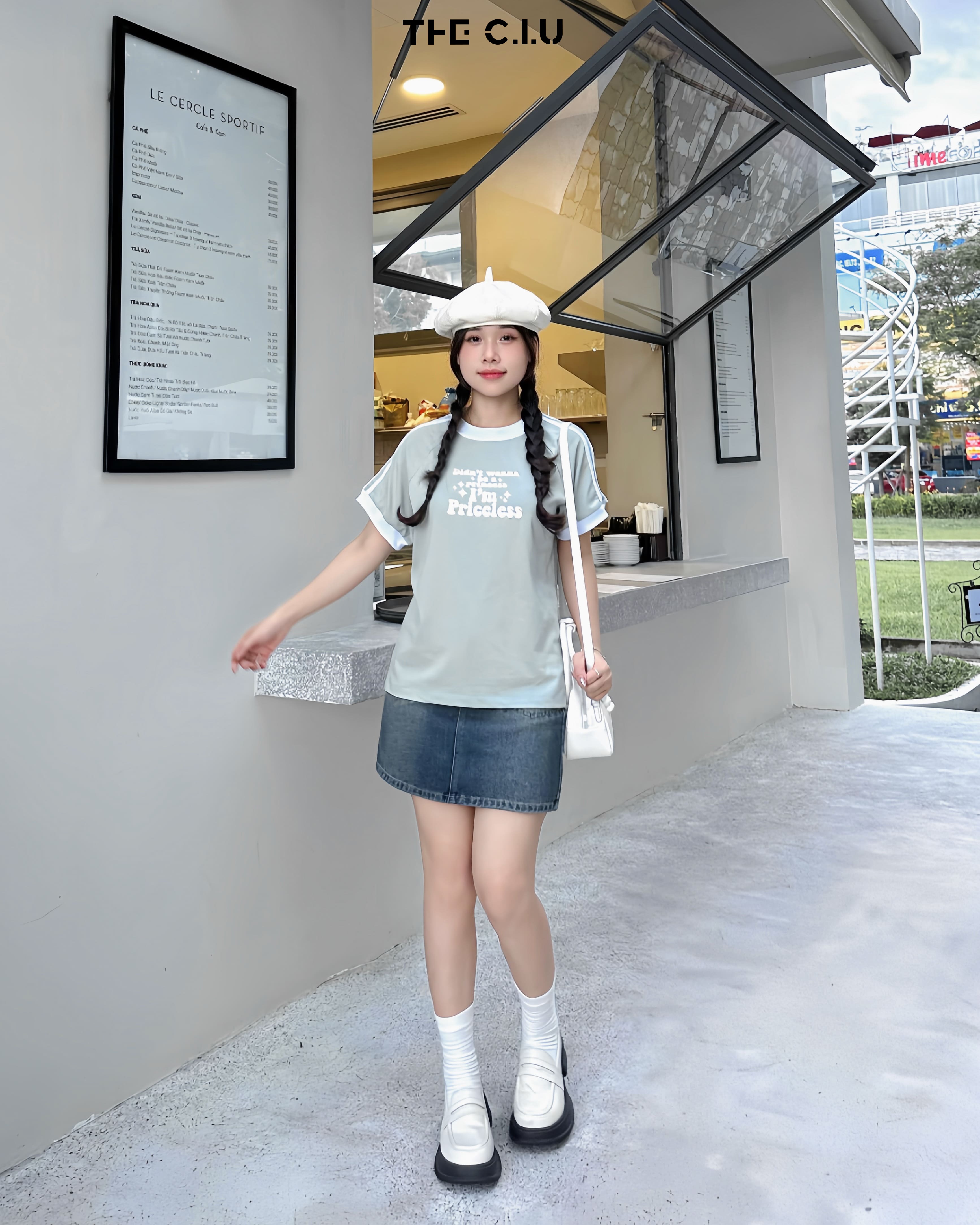 Ưu tiên phối với đồ tông basic như trắng hoặc đen để tổng thể hài hòa hơn