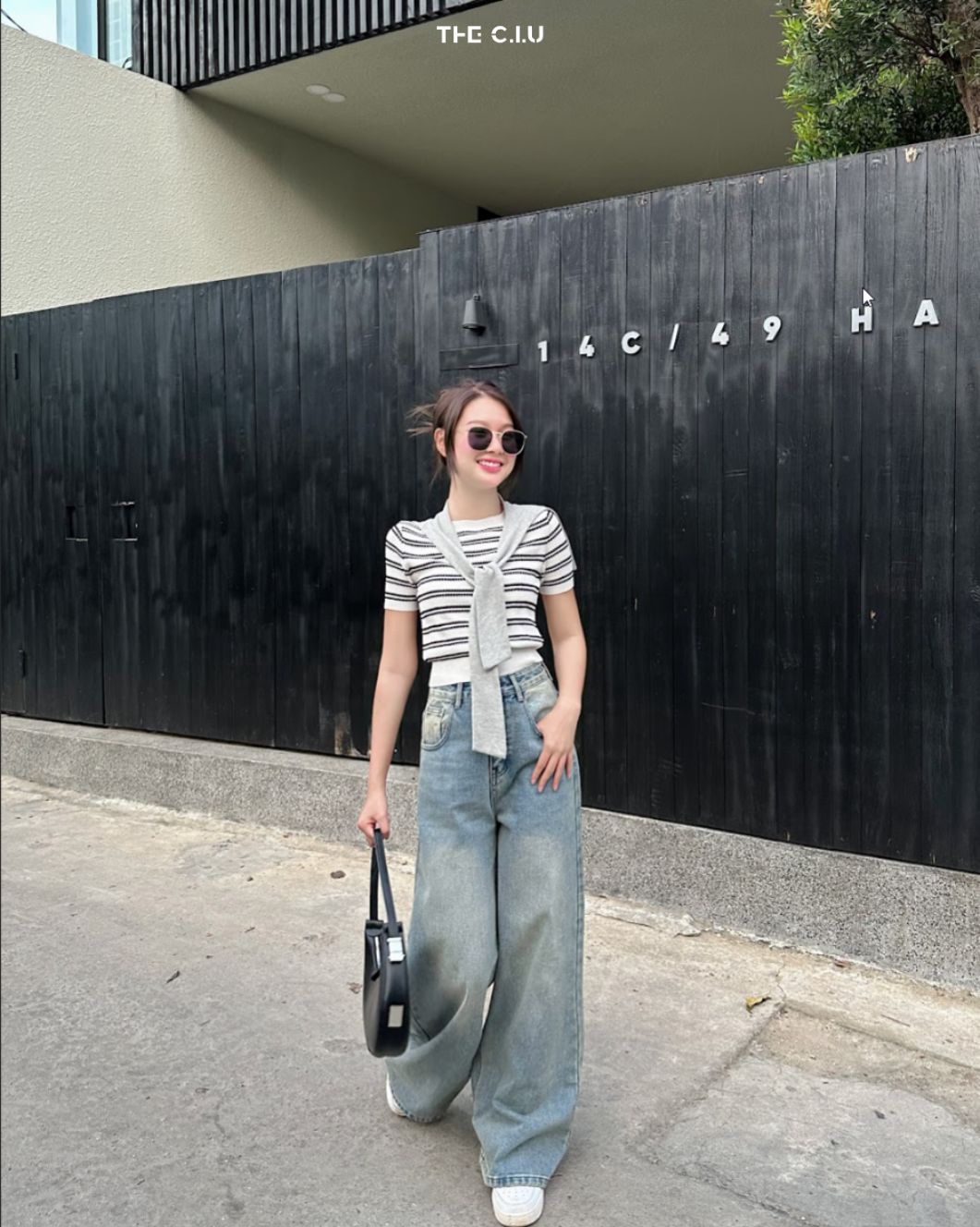 Các cách phối áo thun trơn với quần jean ống rộng