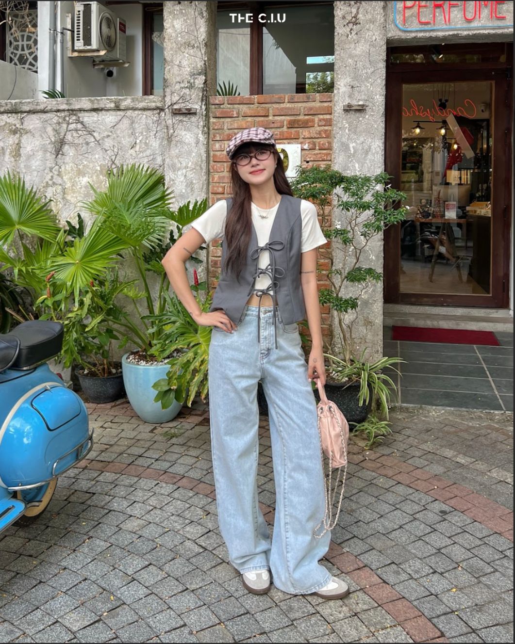 Các cách phối áo thun trơn với quần jean rách