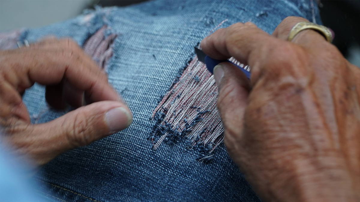 Cách tự cắt quần jean rách gối.