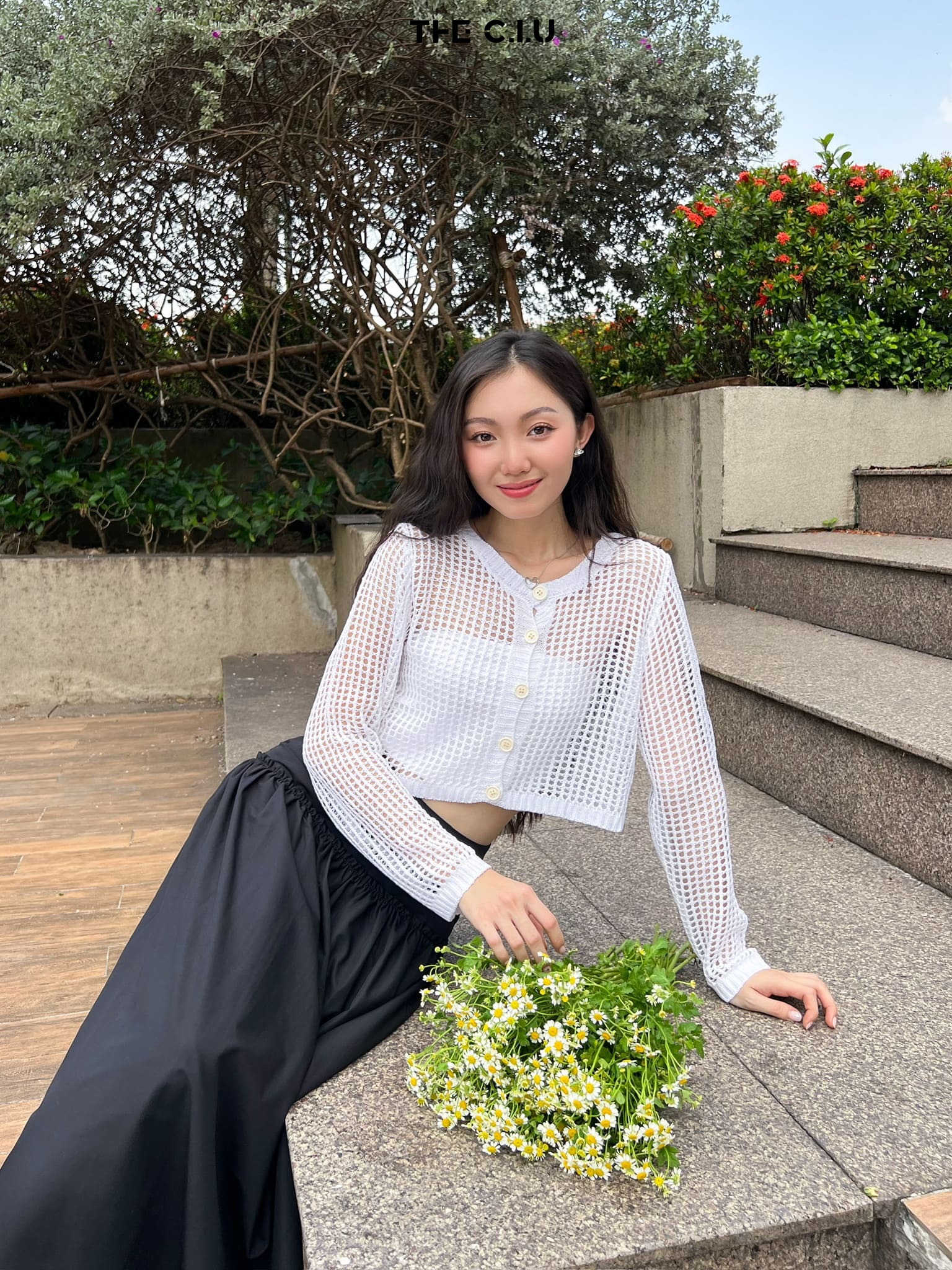 Chân váy midi là lựa chọn lý tưởng để phối đồ với áo cardigan ngắn