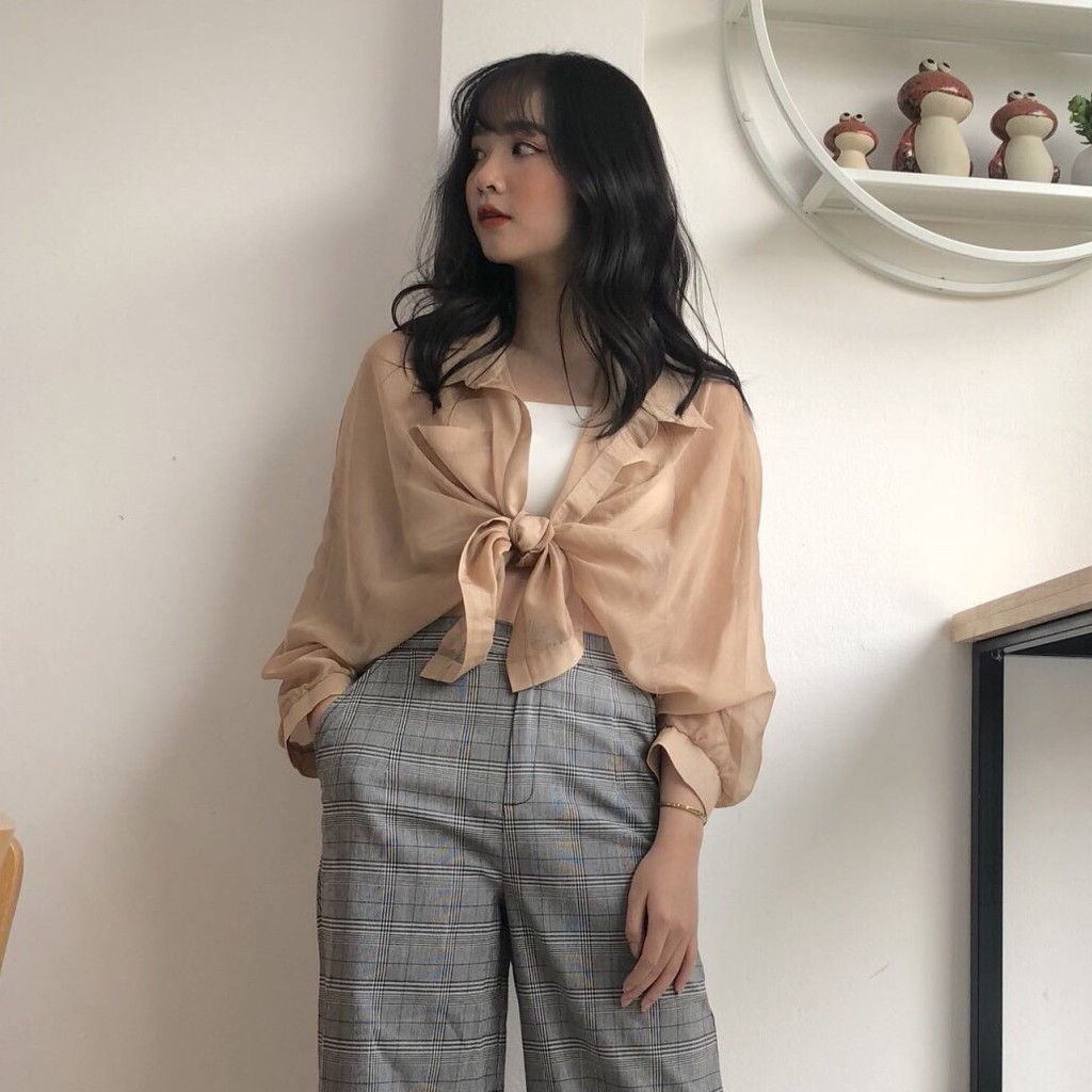 Nếu không khéo tay thì bạn chỉ cần buộc hai vạt áo lại là đã có ngay một outfit phong cách