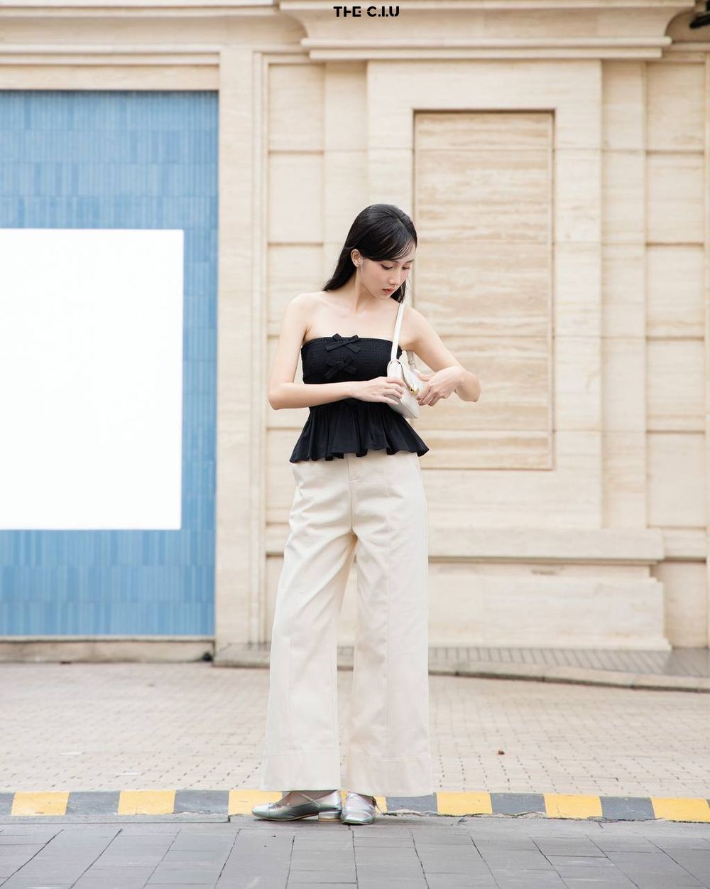 Jeans trắng giúp bộ trang phục thêm tinh tế, thanh lịch.