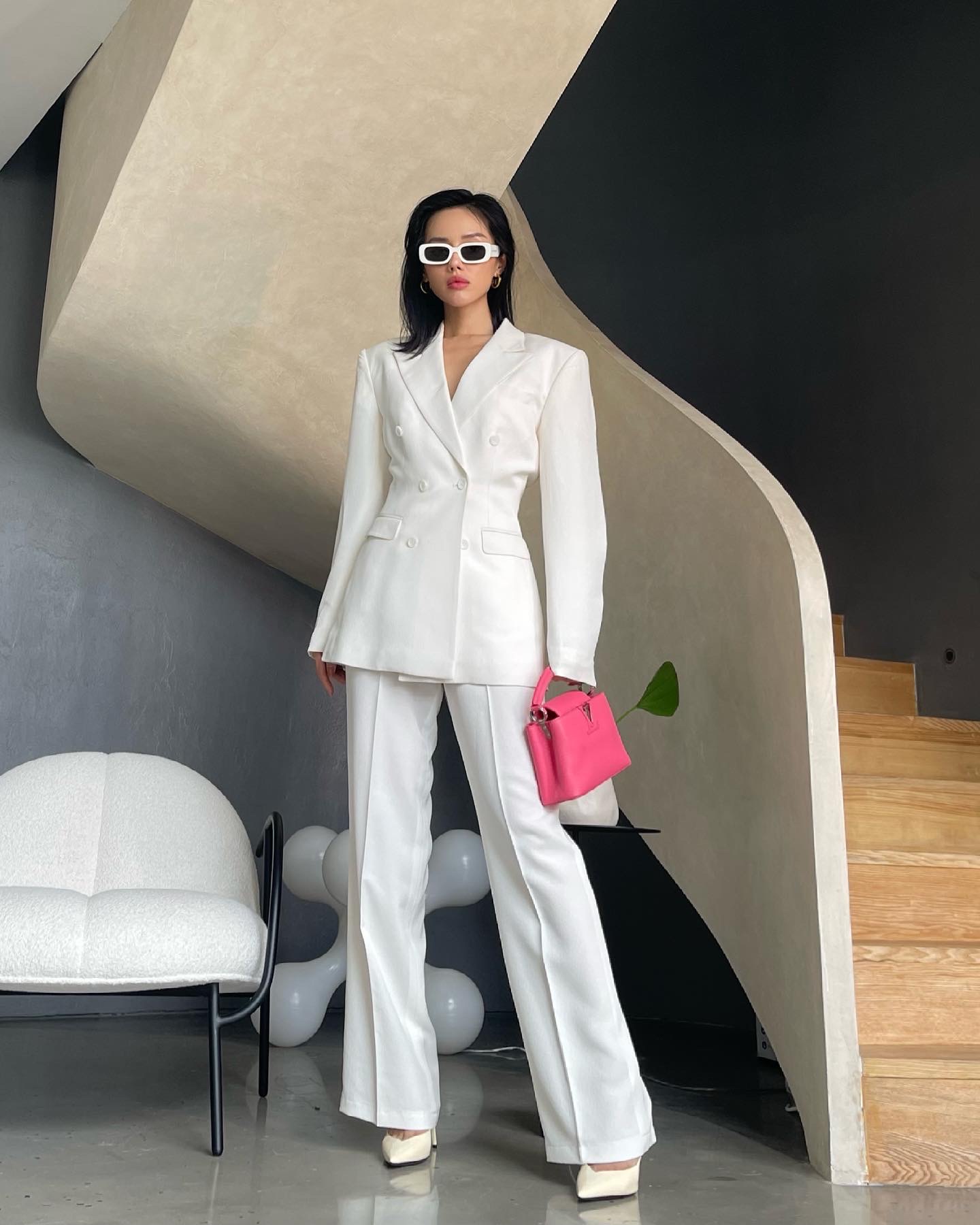 Khánh Linh chọn bộ suit trắng tinh tế
