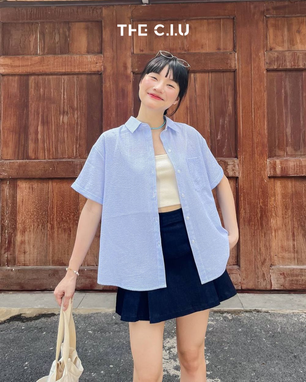 Bạn có thể lựa chọn các kiểu dáng áo sơ mi kẻ sọc trắng xanh nữ croptop, phối cùng áo tube, hoặc áo dây bên trong, phối cùng các kiểu chân váy ngắn như chân váy chữ A, váy tennis, váy xếp li,... Sẽ cực kỳ phù hợp và trẻ trung