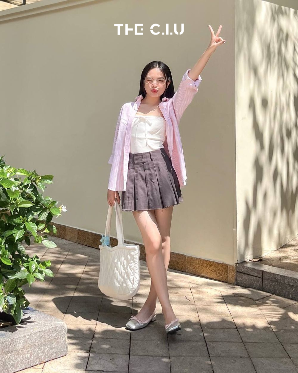 Hãy chọn size phù hợp và kết hợp với quần hoặc chân váy để tạo sự hài hòa cho tổng thể trang phục.