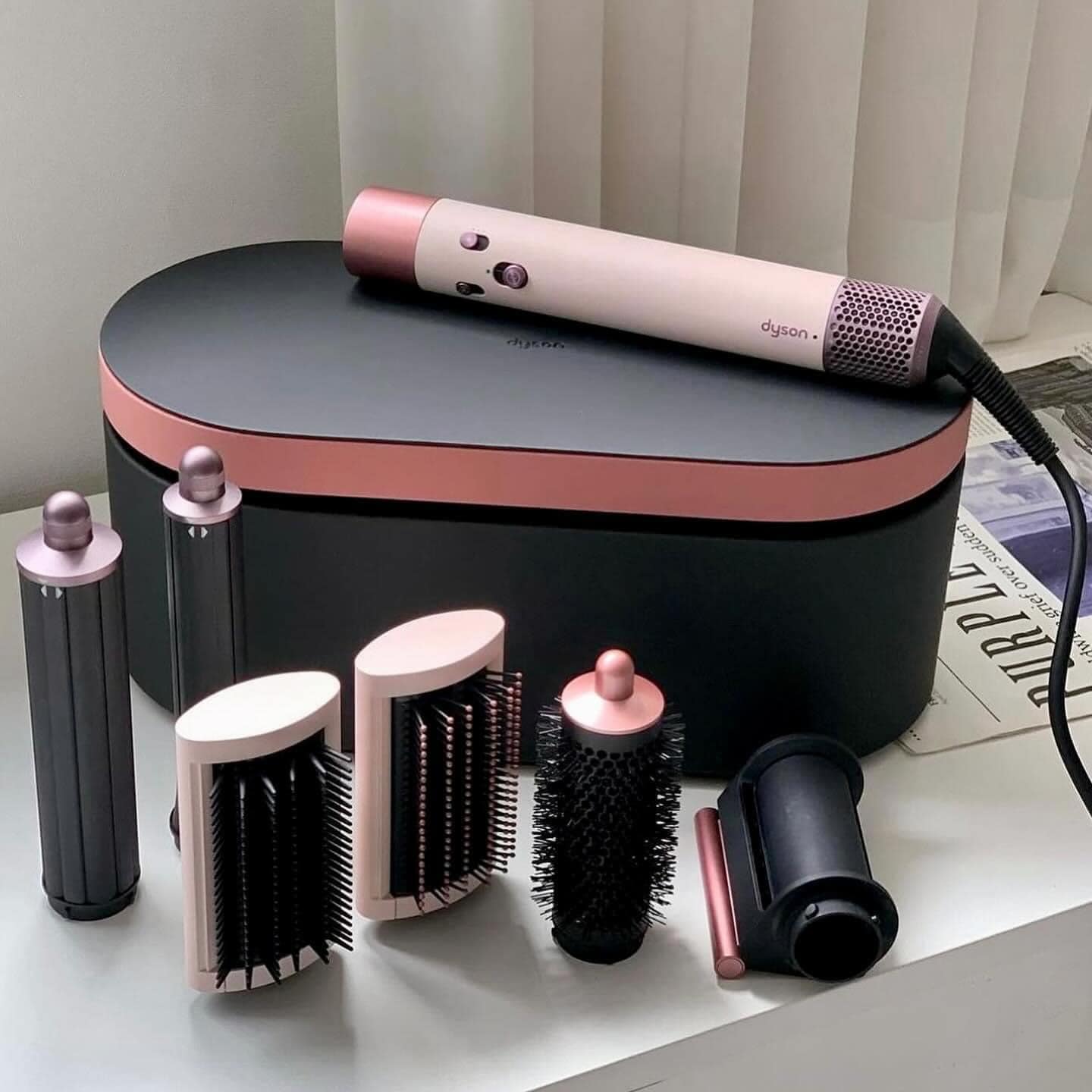 Máy sấy tạo kiểu Dyson được yêu thích với bộ đầu chải tiện dụng.